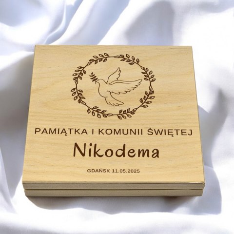 PAMIĄTKA NA KOMUNIĘ ŚWIĘTĄ - PUDEŁKO KWADRAT PAMIĄTKA NA KOMUNIĘ ŚWIĘTĄ - PUDEŁKO KWADRAT