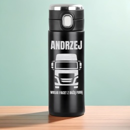 TERMOS Z GRAFIKĄ TIRA „Wielki facet z dużą furą