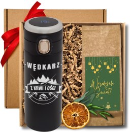 Kubek termiczny z kawą - prezent na święta dla wędkarza