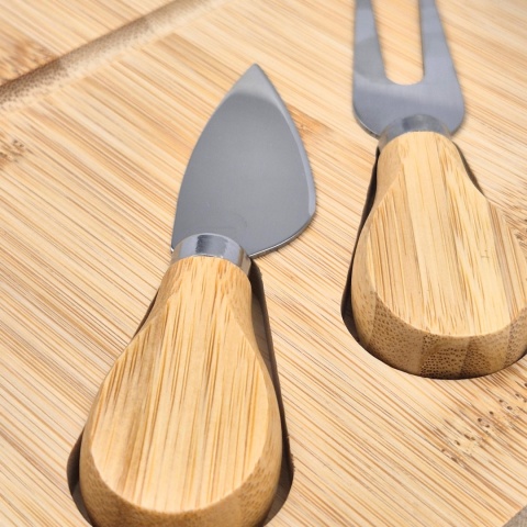 Deska do serów z grawerem – idealny prezent dla kucharza i Grillmastera