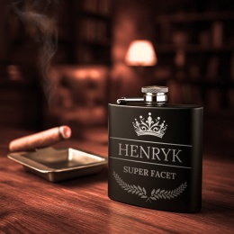 Piersiówka super faceta - prezent z imieniem