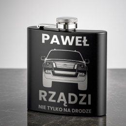 Piersiówka z grawerem dla fana motoryzacji - wyjątkowy prezent