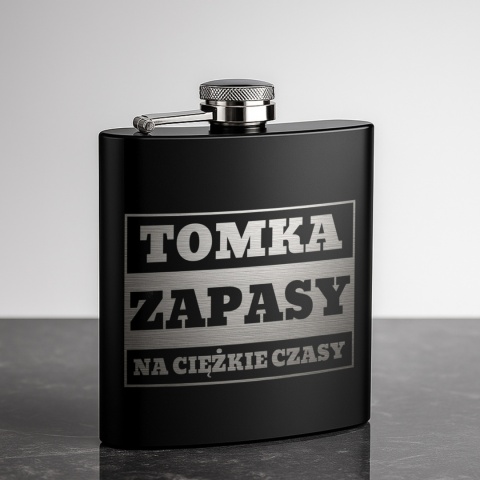 Piersiówka z imieniem zapasy na ciężkie czasy - prezent dla mężczyzny