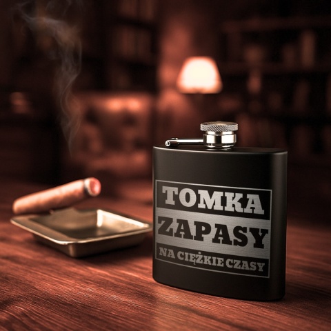 Piersiówka z imieniem zapasy na ciężkie czasy - prezent dla mężczyzny