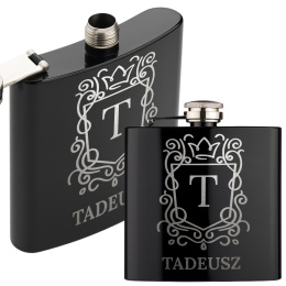 Piersiówka z inicjałem - elegancki prezent dla wyjątkowego mężczyzny